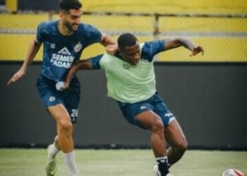 Capiton Foto Dua pemain Semen Padang berebut bola dalam sesi latihan jelang menjamu PSIM Yogyakarta pekan ke-24 BRI Super League 2025-2026. (Instagram @semenpadangfcid)