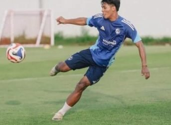 Capiton Foto Pemain PSM Makassar berlatih shooting jelang tanding lawan Malut United FC dalam laga pekan ke-25 BRI Super League 2025-2026. (Instagram @psm_makassar)