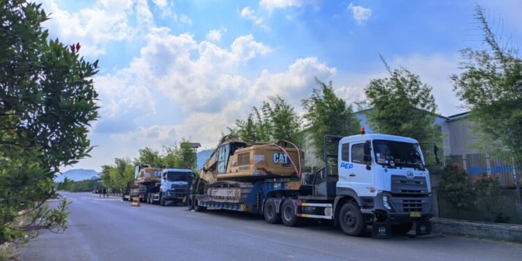 Sopir Sempat Mengamuk, Dua Truk Pengangkut Alat Berat Kini Masih Tertahan di Pelabuhan BBJ 1 Sopir truk pelabuhan BBJ