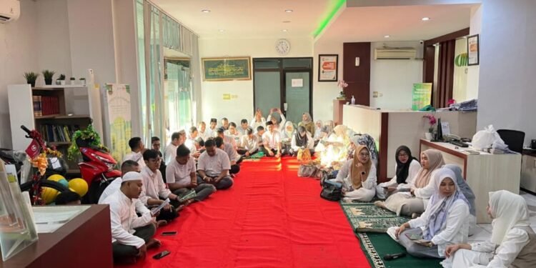 Suasana khataman 30 juz seluruh pengurus dan pegawai BPRS CM