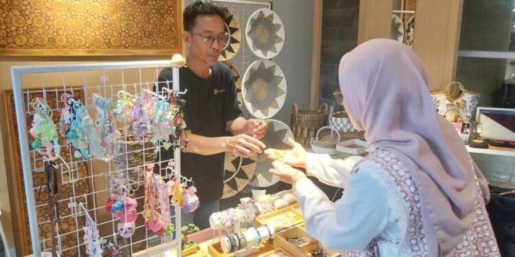 TKDN Self Declare Buka Peluang Industri Kecil Akses Pasar Skala Besar 1 Salah satu aktivitas industri skala kecil yang dapat memanfaatkan TKDN Self Declare guna mengakses pasar yang lebih luas, Senin 2 Maret 2026. (Dok/Kemenperin)