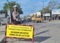 Jelang Mudik, Pemprov Setop Total Operasi Truk Tambang di Banten 10 Polisi saat berjaga mengawadi truk tambang di ruas jalan Bojonegara, Kabupaten Serang.