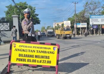 Jelang Mudik, Pemprov Setop Total Operasi Truk Tambang di Banten 6 Polisi saat berjaga mengawadi truk tambang di ruas jalan Bojonegara, Kabupaten Serang.