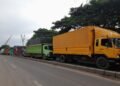 Truk menumpuk di Merak