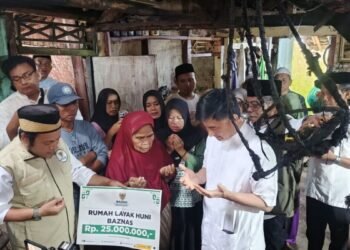 Wakil Gubernur Banten Achmad Dimyati Natakusumah menyerahkan bantuan RLHB Banten kepada warga saat kegiatan Safari Ramadan di Masjid As-Salafie, Desa Caringin, Kecamatan Labuan, Senin (2/3) malam.