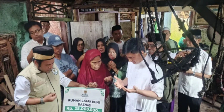Wakil Gubernur Banten Achmad Dimyati Natakusumah menyerahkan bantuan RLHB Banten kepada warga saat kegiatan Safari Ramadan di Masjid As-Salafie, Desa Caringin, Kecamatan Labuan, Senin (2/3) malam.