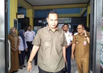 Budi Rustandi Larang ASN Bawa Kendaraan Dinas untuk Mudik Lebaran Idul Fitri 10 Walikota Serang Budi Rustandi saat mengunjungi kantor Dishub Kota Serang Maret 2026. Budi Rustandi melarang kendaraan dinas dibawa mudik lebaran Idul Fitri 2026. (Harir BaldanBantenraya.com) larangan kendaraan dinas
