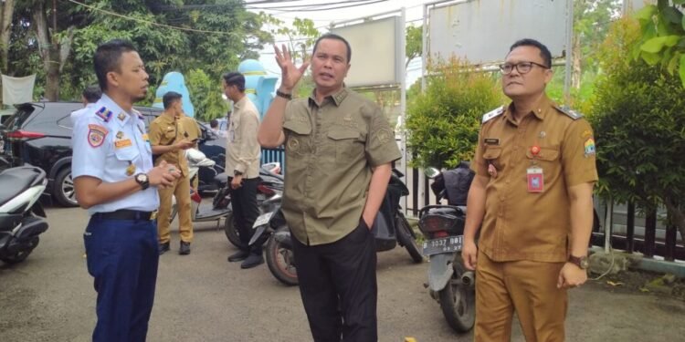 Walikota Serang Budi Rustandi meninjau kantor Dishub Kota Serang, Selasa 3 Maret 2026. (Harir Baldan/Bantenraya.com)