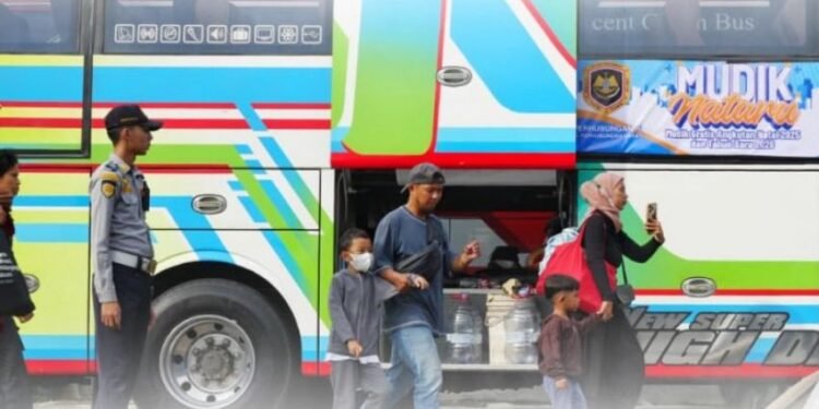 Suasana mudik dengan moda transportasi bus. Tahun ini, Kemenhub kembali menyediakan program mudik gratis. (Instagram @kemenhub151)