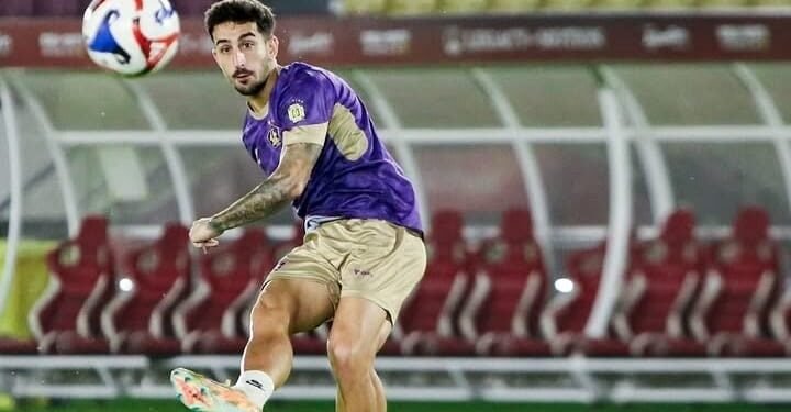 Pemain Persik Kediri shooting bola dalam sesi latihan jelang lawan Persis Solo FC pekan ke-23 BRI Super League 2025-2026. (Instagram @persikfcofficial)