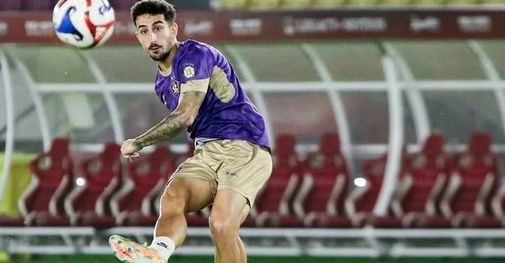 Pemain Persik Kediri shooting bola dalam sesi latihan jelang lawan Persis Solo FC pekan ke-23 BRI Super League 2025-2026. (Instagram @persikfcofficial)