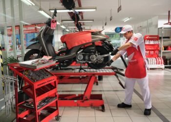 Teknisi PT MSK Honda Banten saat memberikan layanan perbankan kepada unit kendaraan sepeda motor milik konsumen di bengkel AHASS Sempu, Kota Serang. (Dokumentasi Honda Banten)