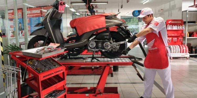 Teknisi PT MSK Honda Banten saat memberikan layanan perbankan kepada unit kendaraan sepeda motor milik konsumen di bengkel AHASS Sempu, Kota Serang. (Dokumentasi Honda Banten)