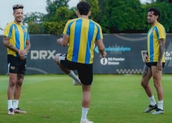 Dewa United Vs Bhayangkara FC, Sama-sama Lagi On Fire 6 Tiga pemain Dewa United Banten FC berlatih jelang lawan Bhayangkara FC di pekan ke-24 BRI Super League 2025-2026. (Instagram @dewaunitedfc)