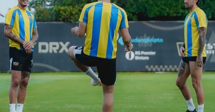 Dewa United Vs Bhayangkara FC, Sama-sama Lagi On Fire 1 Tiga pemain Dewa United Banten FC berlatih jelang lawan Bhayangkara FC di pekan ke-24 BRI Super League 2025-2026. (Instagram @dewaunitedfc)