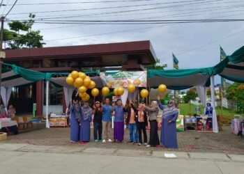 Perwakilan Manajemen Seion Serang dan warga membuka kegiatan Bazar Ramadan yang melibatkan para pelaku usaha masyarakat sekitar perumahan, di Jalan Raya Kelapa Dua, Kota Serang, Minggu 1 Maret 2026. (Raden/Banten Raya)