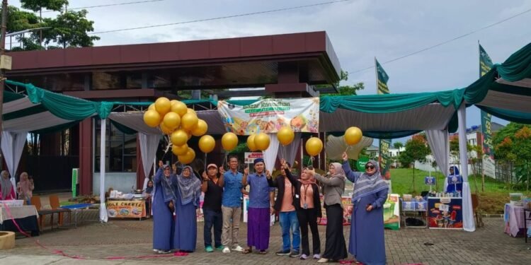 Perwakilan Manajemen Seion Serang dan warga membuka kegiatan Bazar Ramadan yang melibatkan para pelaku usaha masyarakat sekitar perumahan, di Jalan Raya Kelapa Dua, Kota Serang, Minggu 1 Maret 2026. (Raden/Banten Raya)