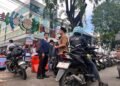 Aktivitas kendaraan masyarakat yang tinggi menjelang buka puasa di Pasar Lama Kota Serang. (Dok/MSK)
