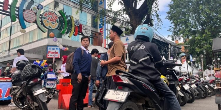 Aktivitas kendaraan masyarakat yang tinggi menjelang buka puasa di Pasar Lama Kota Serang. (Dok/MSK)