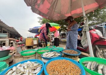 Pedagang ikan di Pasar Kranggot Kota Cilegon pada Minggu, 1 Maret 2026. (Tia/Bantenraya.com)