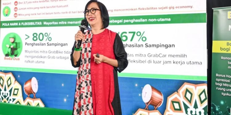 Chief Executive Officer (CEO) Grab Indonesia Neneng Goenadi saat menyampaikan kontribusi transportasi online terhadap perekonomian. (Dok/Grab)
