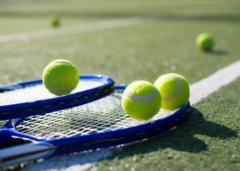 Ilustrasi artis bermain tenis. (freepik/freepik)