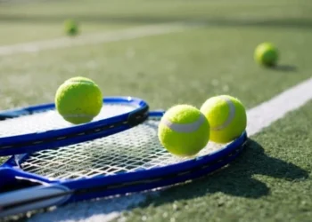 Ilustrasi artis bermain tenis. (freepik/freepik)