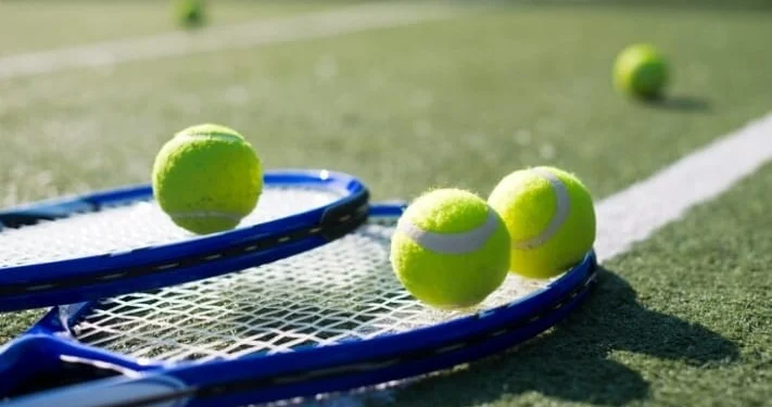 Ilustrasi artis bermain tenis. (freepik/freepik)