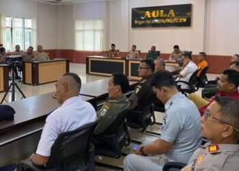 Kepala Polres Pandeglang, AKBP Dhyno Indra Setyadi memimpin rapat koordinasi eksternal bersama stakeholder terkait membahas persiapan pelaksanaan Operasi Ketupat 2026 di Aula Polres Pandeglang, Senin 2 Maret 2026. (Dokumentasi Bantenraya.com)