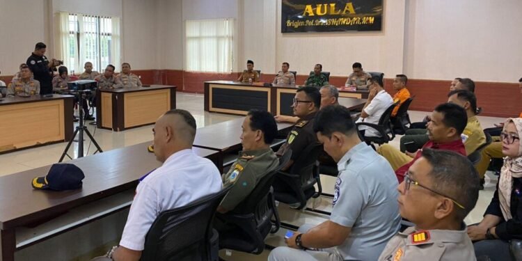 Kepala Polres Pandeglang, AKBP Dhyno Indra Setyadi memimpin rapat koordinasi eksternal bersama stakeholder terkait membahas persiapan pelaksanaan Operasi Ketupat 2026 di Aula Polres Pandeglang, Senin 2 Maret 2026. (Dokumentasi Bantenraya.com)