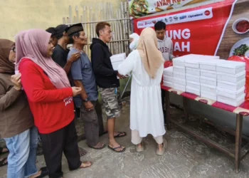 Warteg Gratis Alfamart 2026 Hadir, Libatkan 102 UMKM dan Bagikan 60.000 Paket Berbuka Puasa 10 Pembagian paket makanan menjelang waktu berbuka di Warteg Gratis Alfamart Majasari Warung Teh Nani, Kabupaten Pandeglang, Senin 2 Maret 2026. (Dokumentasi Bantenraya.com)