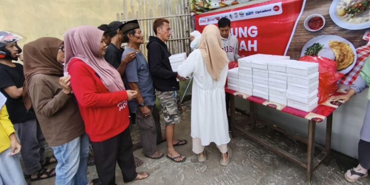 Pembagian paket makanan menjelang waktu berbuka di Warteg Gratis Alfamart Majasari Warung Teh Nani, Kabupaten Pandeglang, Senin 2 Maret 2026. (Dokumentasi Bantenraya.com)