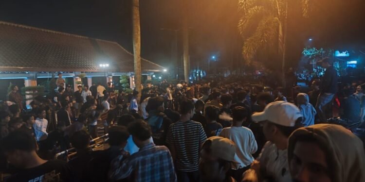 Aksi balap lari yang digelar kalangan anak muda di kawasan Tribun Alun-Alun Pandeglang meresahkan. (Dokumentasi Bantenraya.com)