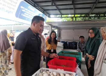 Walikota Cilegon Robinsar meninjau bazar Ramadan di Kecamatan Grogol, Senin 2 Maret 2026. (Uri/Bantenraya.com)