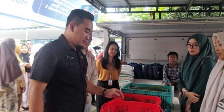 Walikota Cilegon Robinsar meninjau bazar Ramadan di Kecamatan Grogol, Senin 2 Maret 2026. (Uri/Bantenraya.com)