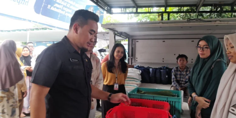 Walikota Cilegon Robinsar meninjau bazar Ramadan di Kecamatan Grogol, Senin 2 Maret 2026. (Uri/Bantenraya.com)