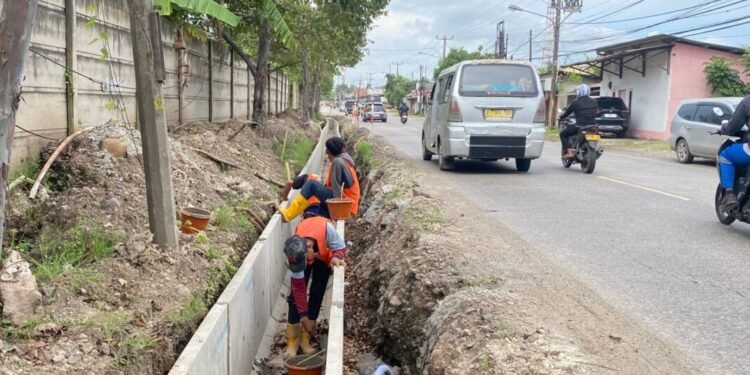Perbaikan drainase di JLS, Kecamatan Ciwandan, Kota Cilegon yang menjadi rute jalur mudik Lebaran Idul Fitri terus dikebut. Foto diambil Senin 2 Maret 2026. (Tia/Bantenraya.com)
