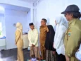 Gubernur Banten Andra Soni (ketiga dari kiri) dan Bupati Serang Ratu Rachmatuzakiyah meninjau pembangunan RTLH di Desa Kamasan, Kecamatan Cinangka, Kabupaten Serang, Senin 2 Februari 2026. (Andika/Bantenraya.com)