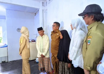 Gubernur Banten Andra Soni (ketiga dari kiri) dan Bupati Serang Ratu Rachmatuzakiyah meninjau pembangunan RTLH di Desa Kamasan, Kecamatan Cinangka, Kabupaten Serang, Senin 2 Februari 2026. (Andika/Bantenraya.com)