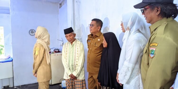 Gubernur Banten Andra Soni (ketiga dari kiri) dan Bupati Serang Ratu Rachmatuzakiyah meninjau pembangunan RTLH di Desa Kamasan, Kecamatan Cinangka, Kabupaten Serang, Senin 2 Februari 2026. (Andika/Bantenraya.com)