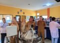 Gubernur Banten Andra Soni (tengah depan) dan Bupati Serang Ratu Rachmatuzakiyah melihat fasilitas yang ada di SMKN 1 Anyar, Senin 2 Maret 2026. (Andika/Bantenraya.com)