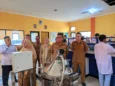 Gubernur Banten Andra Soni (tengah depan) dan Bupati Serang Ratu Rachmatuzakiyah melihat fasilitas yang ada di SMKN 1 Anyar, Senin 2 Maret 2026. (Andika/Bantenraya.com)