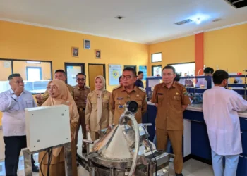 Gubernur Banten Andra Soni (tengah depan) dan Bupati Serang Ratu Rachmatuzakiyah melihat fasilitas yang ada di SMKN 1 Anyar, Senin 2 Maret 2026. (Andika/Bantenraya.com)