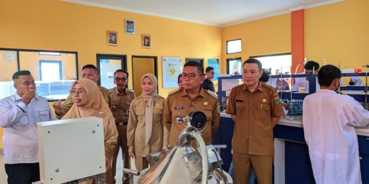 Gubernur Banten Andra Soni (tengah depan) dan Bupati Serang Ratu Rachmatuzakiyah melihat fasilitas yang ada di SMKN 1 Anyar, Senin 2 Maret 2026. (Andika/Bantenraya.com)