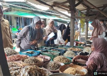 Pemkab Serang melakukan pengawasan di Pasar Bojonegara untuk memastikan kualitsas dan kesehatan serta keamanan pangan, Senin 2 Maret 2026. (Andika/Bantenraya.com)