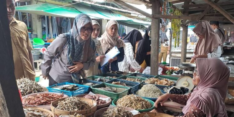 Media Pilihan Warga Banten 73 Pemkab Serang melakukan pengawasan di Pasar Bojonegara untuk memastikan kualitsas dan kesehatan serta keamanan pangan, Senin 2 Maret 2026. (Andika/Bantenraya.com)