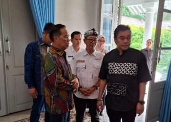Sekretaris Jenderal PAPPRI Pusat Dwiki Darmawan (kanan) saat meninjau Gedung Negara Provinsi Banten sebagai lokasi acara peringatan Hari Musik Nasional 2026, belum lama ini. (Dokumentasi Bantenraya.com)