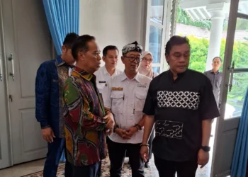 Sekretaris Jenderal PAPPRI Pusat Dwiki Darmawan (kanan) saat meninjau Gedung Negara Provinsi Banten sebagai lokasi acara peringatan Hari Musik Nasional 2026, belum lama ini. (Dokumentasi Bantenraya.com)