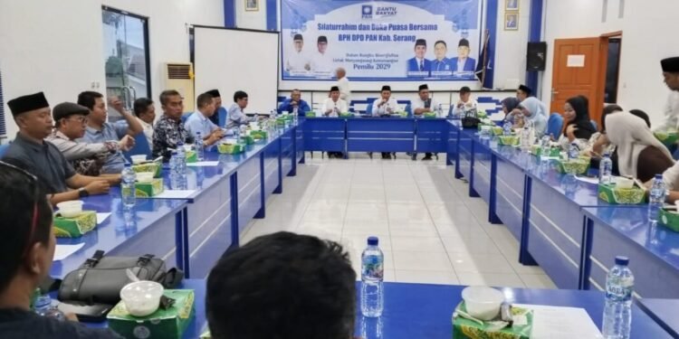 Media Pilihan Warga Banten 74 Pengurus DPD PAN Kabupaten Serang menggelar acara buka bersama di kantornya di Kecamatan Ciruas, Senin 2 Maret 2026. (Dokuemntasi Bantenraya.com)