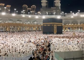 Ilustrasi kepadatan Masjidil Haram Mekkah. Jadwal umrah disebut tak terpengaruh meski ada perang Timur Tengah. (Raffi/Bantenraya.com)